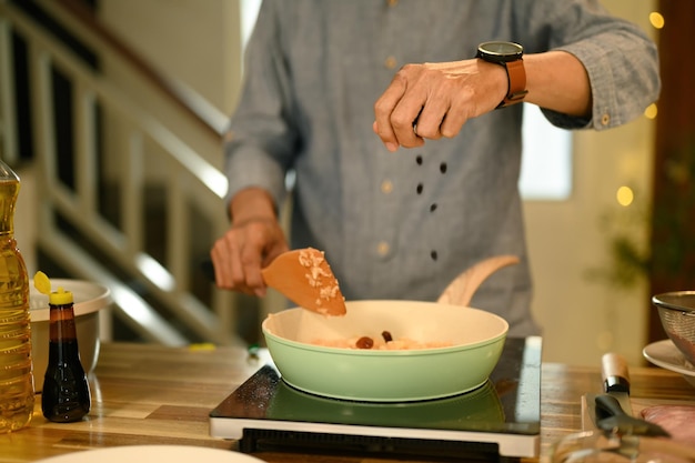 Kuchár pripravujúci jedlo